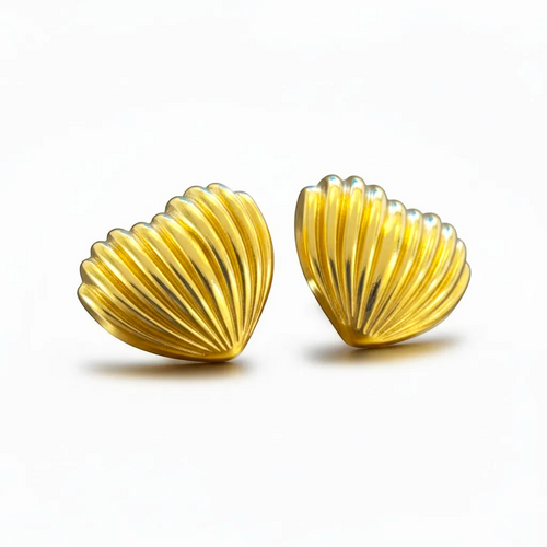 Lyza Jewels gold scallop shell stud earrings with ribbed detail. Made from stainless steel.