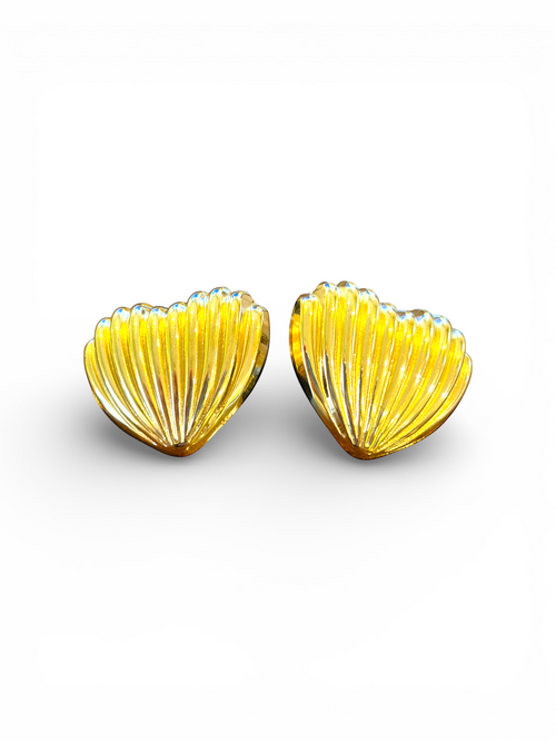 Lyza Jewels gold scallop shell stud earrings with ribbed detail, made of stainless steel.